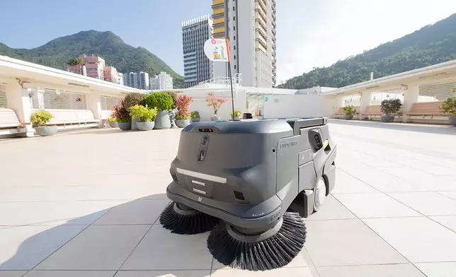 房協引入智慧屋邨管理，於出租屋邨「觀龍樓」和「勵德邨」引入智能清掃機、人工智能接待員及無人機檢測外牆。