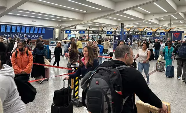 2026年3月27日周五，旅客在亞特蘭大（Atlanta）哈茨菲爾德-積遜國際機場（Hartsfield–Jackson Atlanta International Airport）的運輸安全管理局（TSA）安檢隊伍中等候。(美聯社圖片/Emilie Megnien) AP圖片