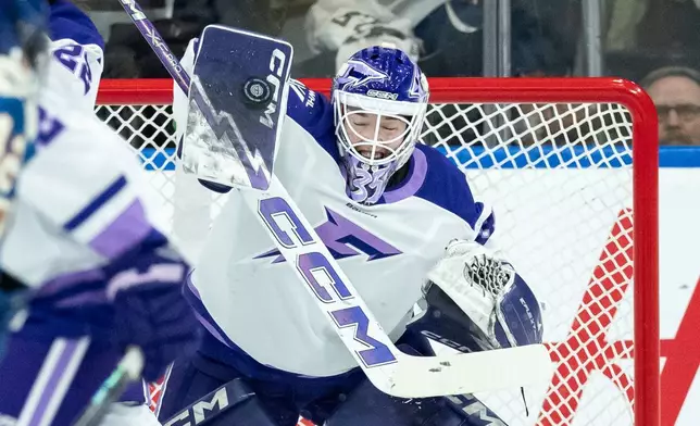 明尼蘇達冰霜門將瑪迪盧尼（35號）在2026年3月21日周六，加拿大卑詩省溫哥華舉行的一場職業女子冰球聯賽（PWHL）比賽第二節中，撲救溫哥華金眼隊的攻門。(美聯社圖片/Ethan Cairns/The Canadian Press) AP圖片