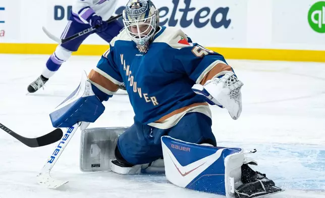 溫哥華金眼門將克莉絲汀坎貝爾（50號）在2026年3月21日周六，加拿大卑詩省溫哥華舉行的一場職業女子冰球聯賽（PWHL）比賽第二節中，撲救明尼蘇達冰霜隊的攻門。(美聯社圖片/Ethan Cairns/The Canadian Press) AP圖片