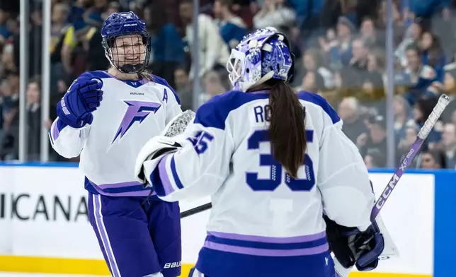 明尼蘇達冰霜的李史泰克萊因（左）在2026年3月21日周六，加拿大卑詩省溫哥華舉行的職業女子冰球聯賽（PWHL）比賽中擊敗溫哥華金眼隊後，與門將瑪迪盧尼（35號）慶祝。(美聯社圖片/Ethan Cairns/The Canadian Press) AP圖片