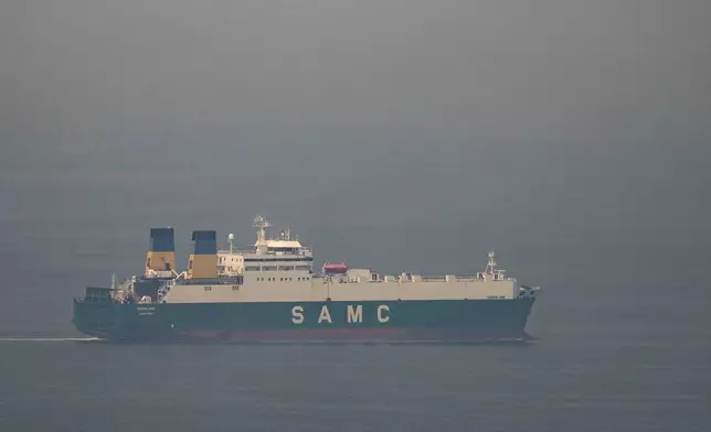 一艘貨船在阿拉伯灣（Arabian Gulf）駛向阿拉伯聯合酋長國的霍爾木茲海峽，攝於2026年3月15日周日。(美聯社圖片/Altaf Qadri) AP圖片