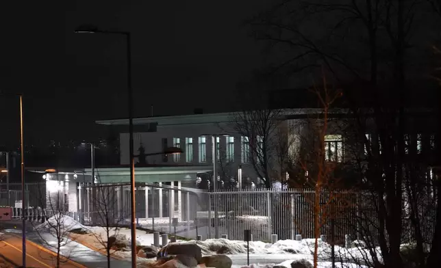 2026年3月8日周日清晨，挪威奧斯陸美國大使館外的情況。 AP圖片