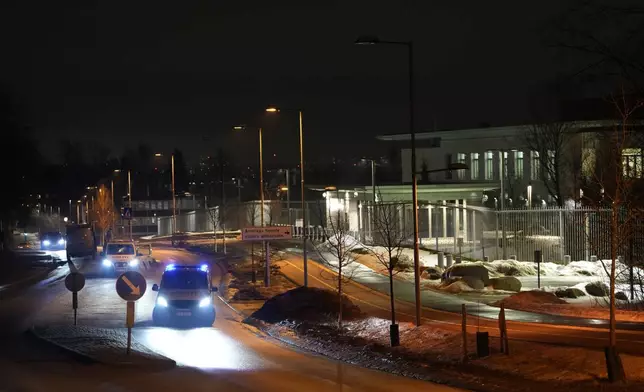 事發後美國駐挪威大使館外有挪威警員駐守。AP圖片