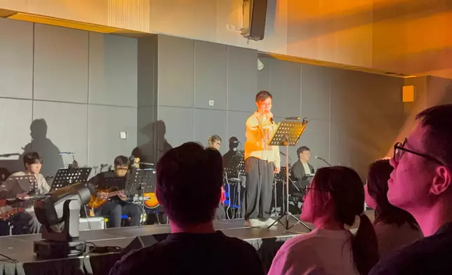 歌詞班同學敬樂現場演繹自己的歌詞作品《嬌姐》，巴士的報記者攝