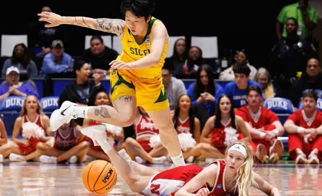 貝勒大學的鄧雨婷（左）在NCAA大學籃球錦標賽首圈上半場，於北卡羅來納州達勒姆與內布拉斯加大學的普林斯（右）爭奪籃球。攝於2026年3月20日周五。(美聯社圖片/Ben McKeown) AP圖片