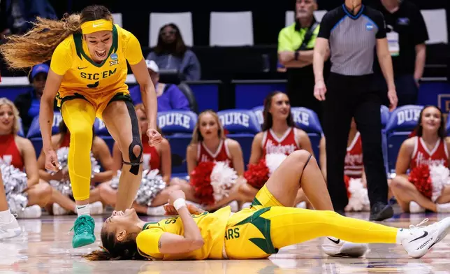 貝勒大學的史葛（右）與小佩奇巴格斯（左），在2026年3月20日周五於北卡羅來納州達勒姆舉行的NCAA大學籃球錦標賽首圈賽事下半場，因對內布拉斯加大學造成犯規後慶祝。(美聯社圖片/Ben McKeown) AP圖片