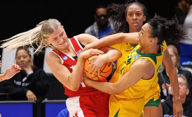 內布拉斯加大學的佩特里（左）與貝勒大學的豐特萊（右），在2026年3月20日周五於北卡羅來納州達勒姆舉行的NCAA大學籃球錦標賽首圈賽事下半場，爭奪一個失控球。(美聯社圖片/Ben McKeown) AP圖片