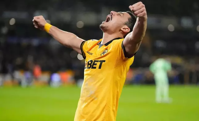 狼隊球員安德烈（7號）在英超對利物浦的比賽中，慶祝射入球隊第二個入球。攝於2026年3月3日，英格蘭伍爾弗漢普頓。（美聯社圖片/Nick Potts/PA） AP圖片