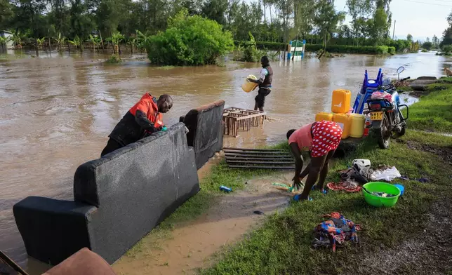 人們周二（2026年3月24日）在肯尼亞西部阿希羅（Ahero）清洗被洪水弄髒的物品。（美聯社圖片/Andrew Kasuku） AP圖片