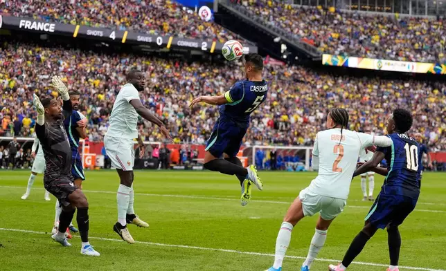 巴西隊的卡斯米路（中）頭槌攻門。AP圖片