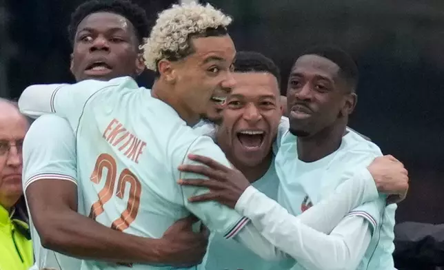法國隊的基利安麥巴比（右二）射入首個入球後慶祝。AP圖片