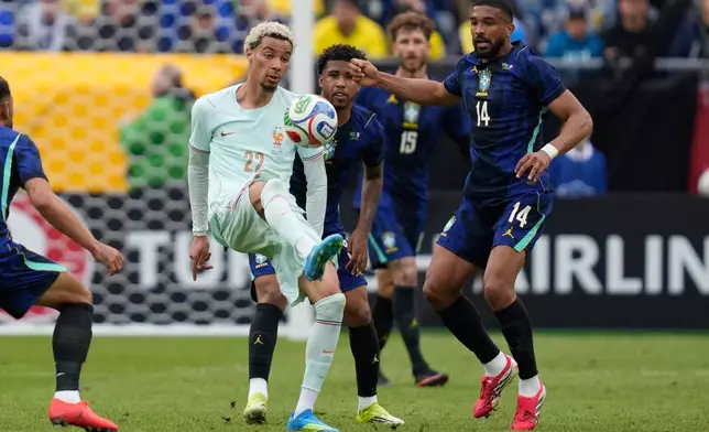 法國隊的艾基迪基控球，巴西隊的比馬在旁觀看。 AP圖片