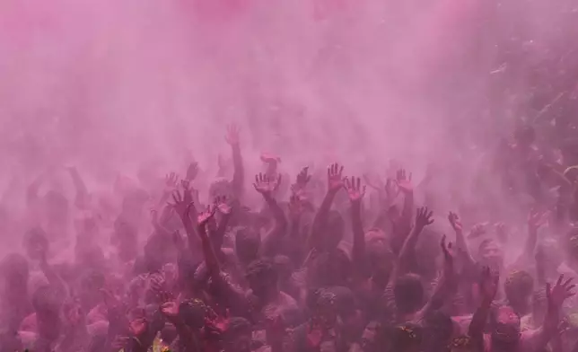 在2026年3月4日周三，印度艾哈邁達巴德（Ahmedabad）的卡盧普爾斯瓦米納拉揚寺（Kalupur Swaminarayan temple），信徒們在慶祝印度教色彩節灑紅節（Holi）時，被彩色粉末和水噴灑，歡呼雀躍。(美聯社圖片/Ajit Solanki) AP圖片