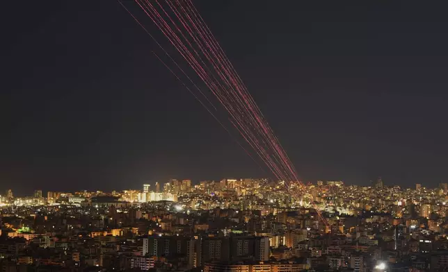 在2026年3月4日周三，黎巴嫩貝魯特南部郊區達希耶（Dahiyeh），真主黨領袖納伊姆卡西姆（Naim Kassem）發表電視講話期間，人們向空中發射實彈，曳光彈照亮夜空。(美聯社圖片/Hassan Ammar) AP圖片