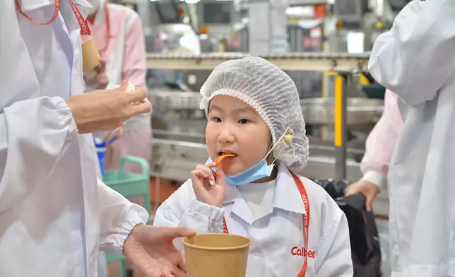 粉絲們更可以即場在工場內試食未經調味的薯片，以及新鮮製造的熱浪薯片