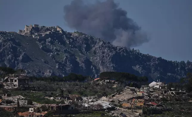 從以色列北部望向黎巴嫩南部，可見以色列轟炸後冒出的濃煙。攝於2026年3月5日周四。(美聯社圖片/Ariel Schalit) AP圖片