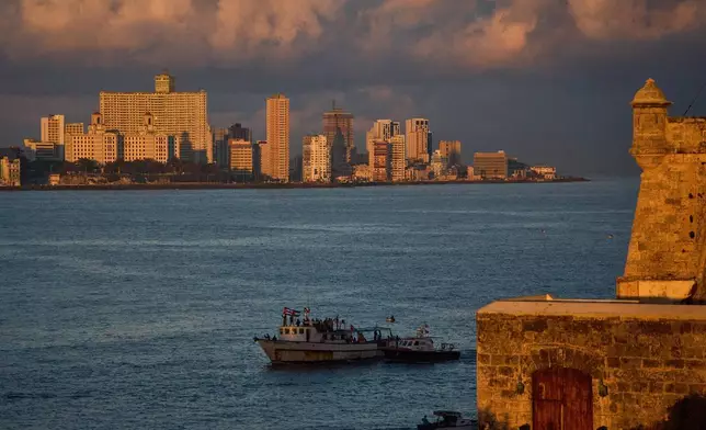 活動人士在古巴哈瓦那灣，從載有人道援助物資的馬古羅號（Maguro）上揮舞古巴和巴勒斯坦國旗。該船隻從墨西哥抵達，是「我們的美洲」船隊（Nuestra América Convoy）的一部分。攝於2026年3月24日周二。(美聯社圖片/Ramon Espinosa) AP圖片