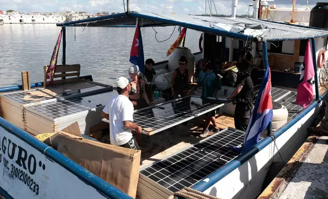 「美洲一家人船隊」（Nuestra America convoy）的「Maguro」號船隻從墨西哥抵達，船上活躍分子在古巴哈瓦那灣港口卸載太陽能板及其他人道援助物資。攝於2026年3月24日周二。(Jorge Luis Banos/IPS via AP, Pool) AP圖片