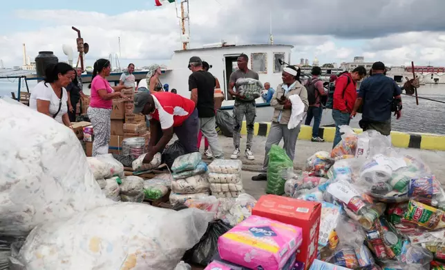 「美洲一家人船隊」（Nuestra America convoy）的「Maguro」號船隻從墨西哥抵達，船上活躍分子在古巴哈瓦那灣港口工人協助下卸載人道援助物資。攝於2026年3月24日周二。(Jorge Luis Banos/IPS via AP, Pool) AP圖片