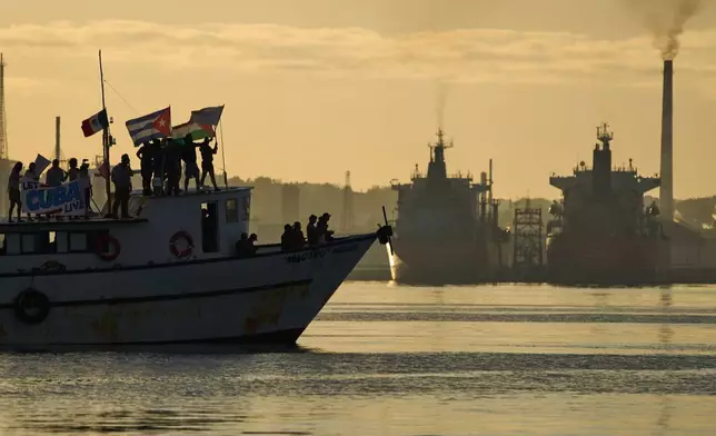 「美洲一家人船隊」（Nuestra America convoy）的「Maguro」號船隻從墨西哥抵達，船上活躍分子在古巴哈瓦那灣揮舞古巴及巴勒斯坦旗幟。攝於2026年3月24日周二。(美聯社圖片/Ramon Espinosa) AP圖片