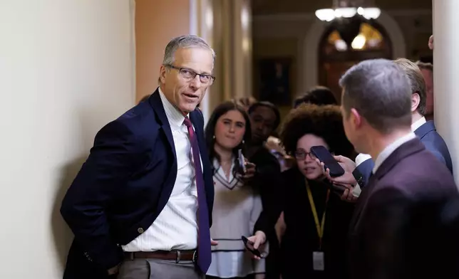 參議院多數黨領袖圖恩（John Thune）周五（2026年3月20日）在華盛頓國會山莊辦公室外向記者發言。(美聯社圖片/Tom Brenner) AP圖片