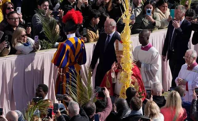 教宗良十四世於2026年3月29日，在梵蒂岡聖伯多祿廣場主持棕枝主日彌撒，紀念耶穌抵達耶路撒冷。（美聯社圖片/Alessandra Tarantino）AP圖片