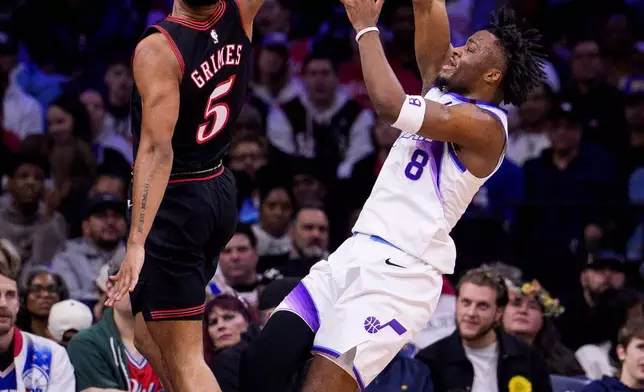 2026年3月4日周三，在費城舉行的一場NBA籃球賽上半場，猶他爵士的艾西亞高利亞（右）投籃，費城76人的昆頓格連斯（左）防守。 AP圖片