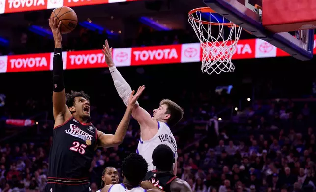 2026年3月4日周三，在費城舉行的一場NBA籃球賽上半場，費城76人的多姆巴洛（左）投籃，猶他爵士的基爾菲利普斯基（右）防守。AP圖片