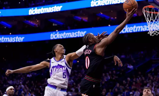 2026年3月4日周三，在費城舉行的一場NBA籃球賽上半場，費城76人的泰利斯麥斯（右）上籃，猶他爵士的科迪威廉斯（左）防守。AP圖片