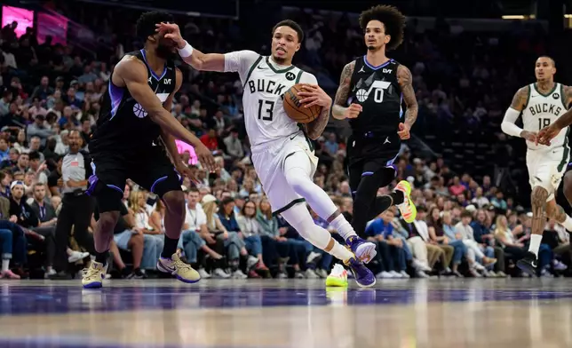 密爾沃基公鹿後衛賴恩羅連斯（13號）在周四（2026年3月19日）於鹽湖城舉行的一場NBA籃球賽上半場，在猶他爵士後衛伊利亞哈克利斯（左）防守下，運球上籃。（美聯社圖片/Tyler Tate） AP圖片