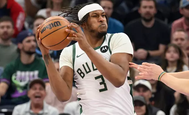 密爾沃基公鹿中鋒邁爾斯特納在周四（2026年3月19日）於鹽湖城舉行的一場NBA籃球賽上半場，對陣猶他爵士時搶下籃板球。（美聯社圖片/Tyler Tate） AP圖片