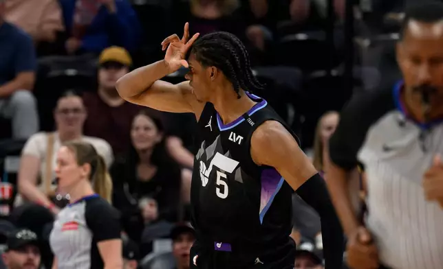 猶他爵士前鋒高迪威廉斯（5號）在周四（2026年3月19日）於鹽湖城舉行的一場NBA籃球賽上半場，對陣密爾沃基公鹿時射入三分球後作出反應。（美聯社圖片/Tyler Tate） AP圖片