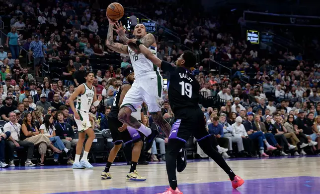 密爾沃基公鹿前鋒基爾古斯馬（18號）在周四（2026年3月19日）於鹽湖城舉行的一場NBA籃球賽上半場，在猶他爵士後衛艾斯拜利（19號）防守下尋找投籃機會。（美聯社圖片/Tyler Tate） AP圖片