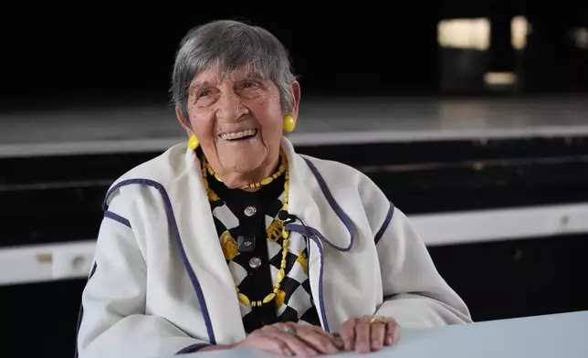 2026年3月21日，101歲的奧斯威辛倖存者珍妮特科林卡在法國巴黎郊區聖莫爾德福塞市的一所高中與學生會面後微笑。(美聯社圖片/Thibault Camus) AP圖片