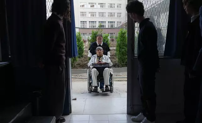 2026年3月21日，101歲的奧斯威辛倖存者珍妮特科林卡抵達法國巴黎郊區聖莫爾德福塞市的一所高中，與學生會面。(美聯社圖片/Thibault Camus) AP圖片
