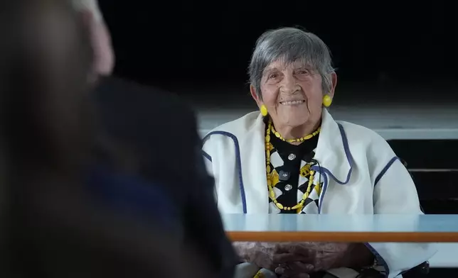 2026年3月21日，101歲的奧斯威辛倖存者珍妮特科林卡在法國巴黎郊區聖莫爾德福塞市的一所高中與學生會面。(美聯社圖片/Thibault Camus) AP圖片