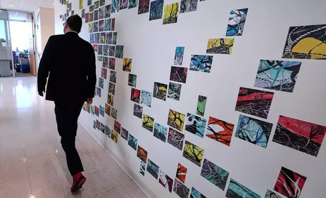 史丹利精神病學研究中心聯席總監賓尼爾（Benjamin Neale），2026年3月17日周二在麻省劍橋的博德研究所實驗室樓層行走。(美聯社圖片/Charles Krupa) AP圖片