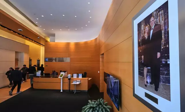 泰德史丹利（Ted Stanley）和華達史丹利（Vada Stanley）的肖像掛在博德研究所大堂，該研究所設有史丹利精神病學研究中心，攝於2026年3月17日周二麻省劍橋。(美聯社圖片/Charles Krupa) AP圖片