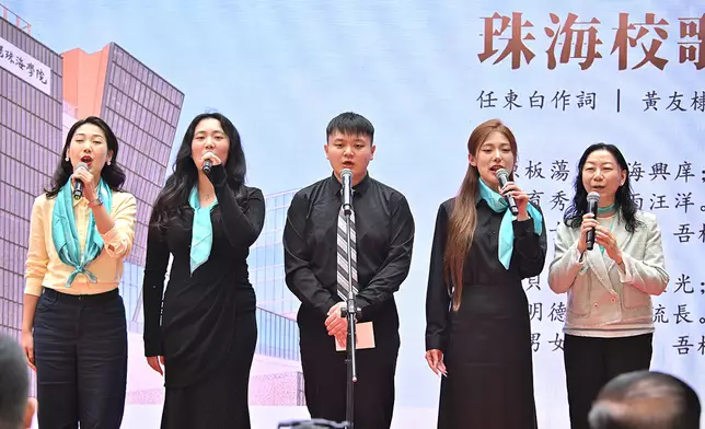 珠海學院秘書長溫惠賢博士帶領同學獻唱校歌。