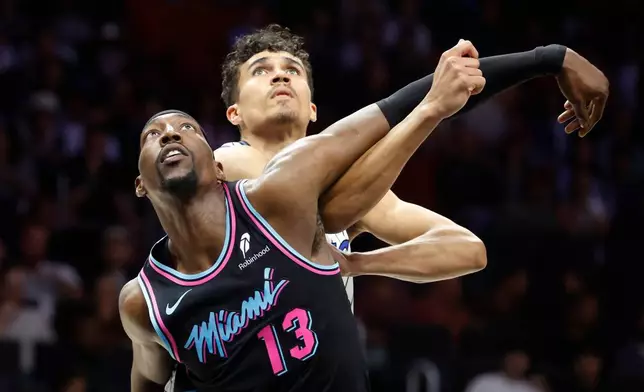 邁阿密熱火中鋒巴姆艾迪巴約（Bam Adebayo）（13號）和奧蘭多魔術前鋒特里斯坦達席爾瓦（Tristan da Silva）等待籃板球。AP圖片