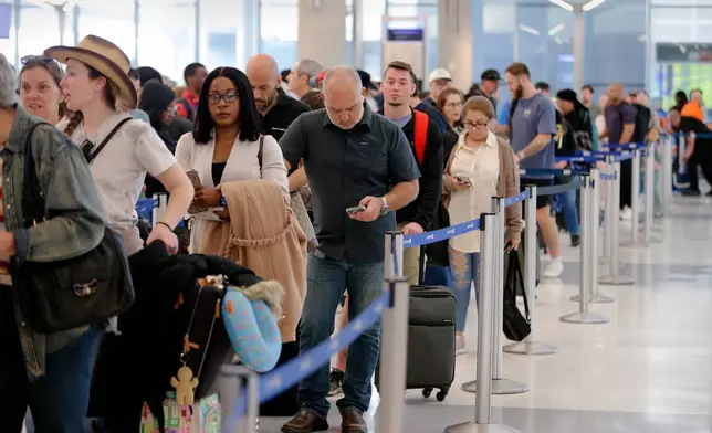 2026年3月20日周五，旅客在侯斯頓佐治布殊洲際機場（George Bush Intercontinental Airport）E航站樓的運輸安全管理局安檢站排長龍，等候時間長達兩小時。(美聯社圖片/Michael Wyke) AP圖片