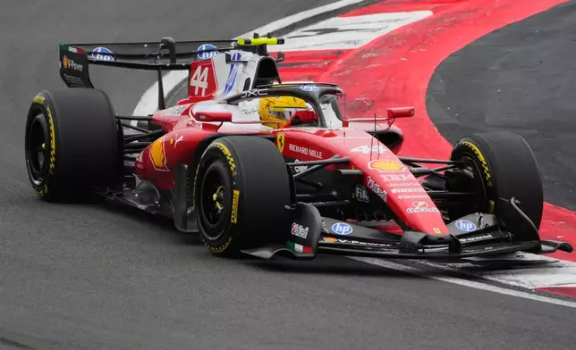 法拉利車手咸美頓（Lewis Hamilton）周日（2026年3月15日）在中國上海國際賽車場舉行的中國一級方程式大獎賽期間駕駛賽車。（美聯社圖片/Vincent Thian） AP圖片