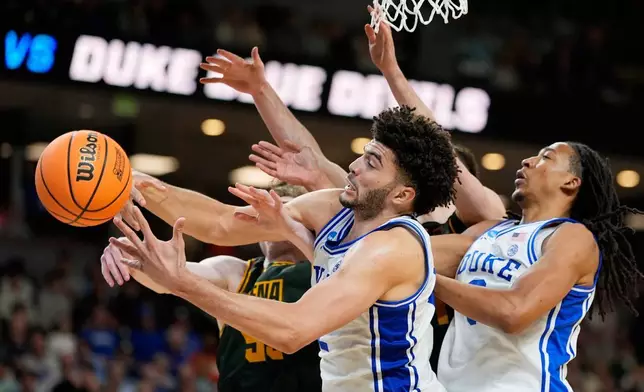 2026年3月19日周四，在南卡羅來納州格林維爾舉行的NCAA大學籃球錦標賽首圈賽事中，杜克大學前鋒甘馬倫布沙（Cameron Boozer）在下半場與錫耶納大學中鋒萊利梅爾維（Riley Mulvey）爭奪籃球。(美聯社圖片/Chris Carlson) AP圖片