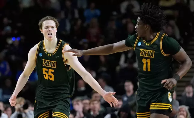 2026年3月19日周四，在南卡羅來納州格林維爾舉行的NCAA大學籃球錦標賽首圈賽事中，錫耶納大學中鋒萊利梅爾維（Riley Mulvey）（55號）在上半場對陣杜克大學得分後作出反應。(美聯社圖片/Brynn Anderson) AP圖片