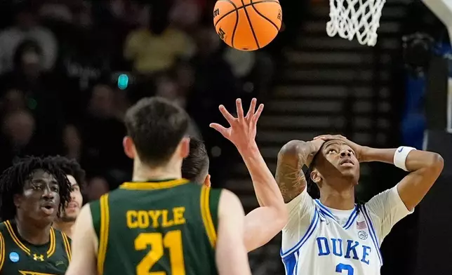 2026年3月19日周四，在南卡羅來納州格林維爾舉行的NCAA大學籃球錦標賽首圈賽事中，杜克大學後衛艾西亞伊雲斯（Isaiah Evans）（3號）在上半場對陣錫耶納大學時，對一次犯規作出反應。(美聯社圖片/Brynn Anderson) AP圖片