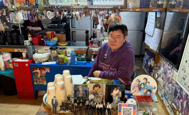 2026年3月20日，周五，南韓首爾，柳亭食堂（Yoojung Sikdang）店主張英坤（Jang Young Kun）在他的餐廳內拍照。(美聯社圖片/Juwon Park) AP圖片