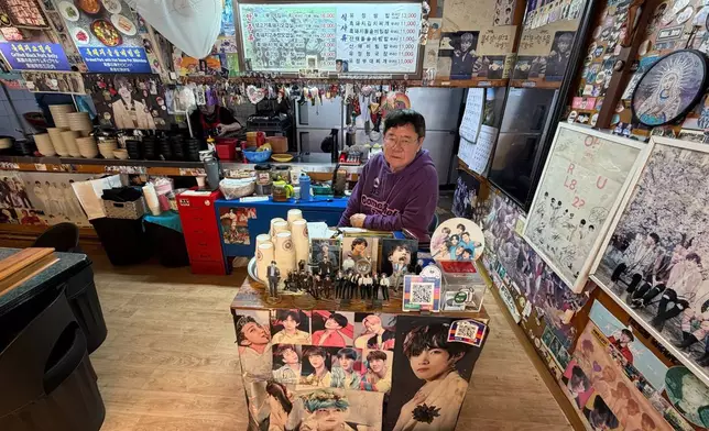 2026年3月20日，周五，南韓首爾，柳亭食堂店主張英坤在他的餐廳內拍照。(美聯社圖片/Juwon Park) AP圖片