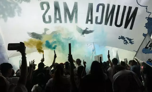 民眾手持寫有西班牙文「永不再犯」的橫額參與集會，紀念軍事政變周年，攝於阿根廷布宜諾斯艾利斯，周二，2026年3月24日。(美聯社圖片/Rodrigo Abd) AP圖片