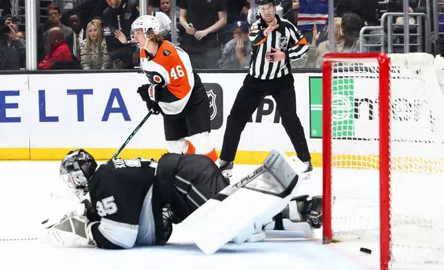 費城飛人隊中鋒施格拉斯（46號）在國家冰球聯盟（NHL）賽事互射入球階段射入一球後滑行，洛杉磯國王隊門將古安柏（35號）在冰上觀看，球證比奇（右後方）則作出手勢，攝於2026年3月19日周四洛杉磯。（美聯社圖片/Jessie Alcheh） AP圖片